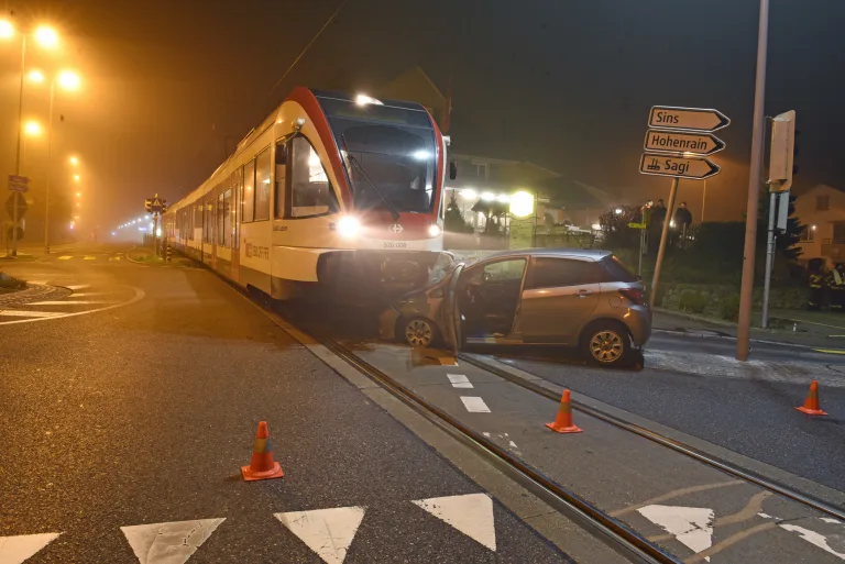 Ballwil LU – Zug prallt in Auto – Autofahrer verletzt