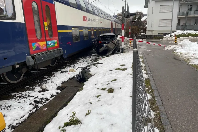 Wetzikon ZH - S-Bahn kollidiert auf Bahnübergang mit Personenwagen - Bahnstrecke musste gesperrt werden