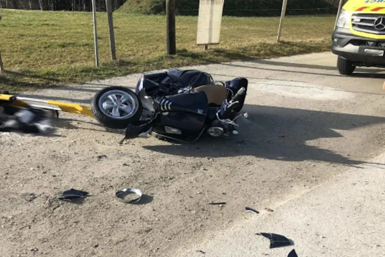 Villarvolard FR – Motorroller-Fahrer bei Unfall schwer verletzt
