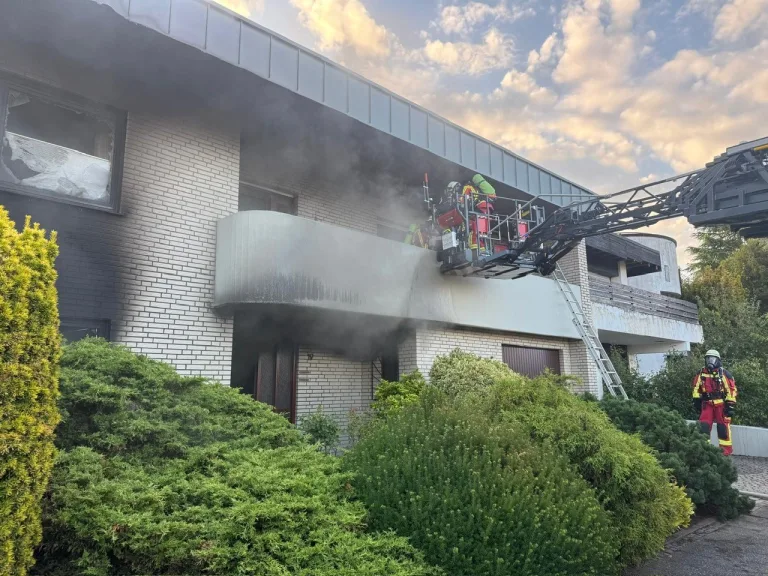 Düren – Zwei Menschen bei Wohnungsbrand vom Balkon gerettet
