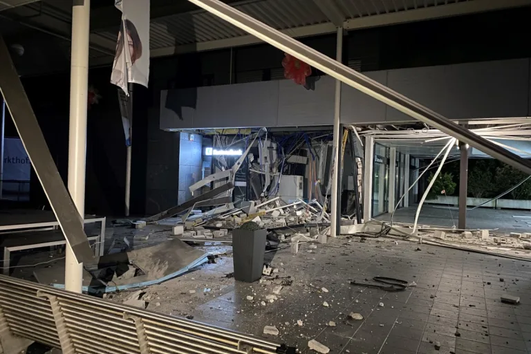 Zeugenaufruf aus Nussbaumen AG - Bankomat der Aargauer Kantonalbank gesprengt!
