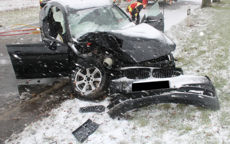 Minden: BMW rutscht gegen Baum