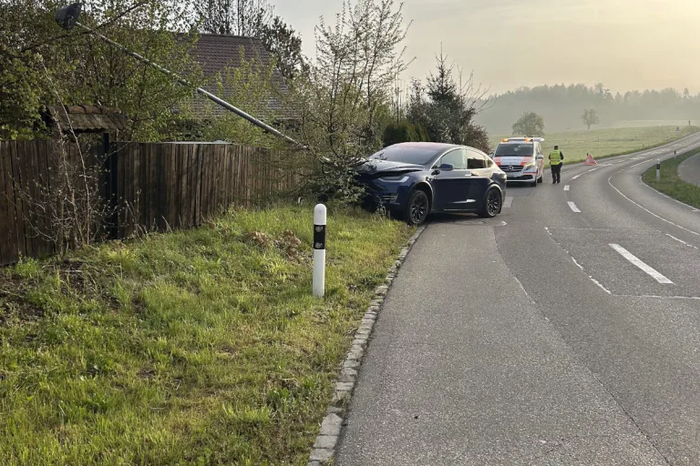 Unfall in Aettenschwil AG – Mit Tesla in Strassenlampe geprallt