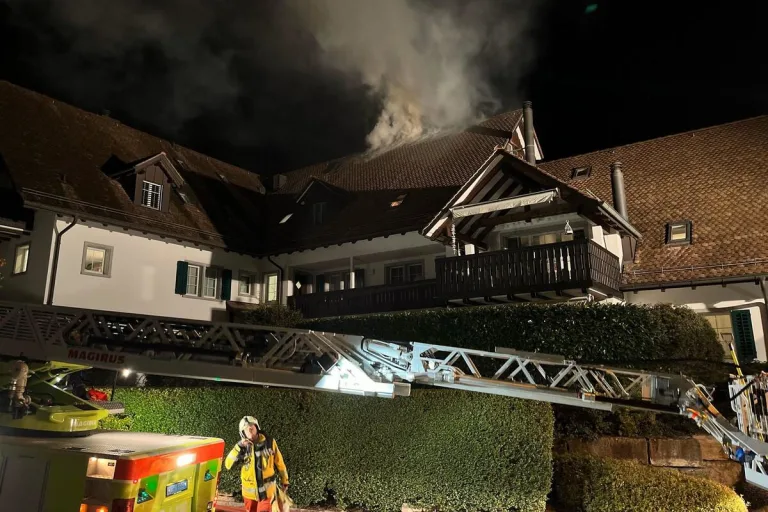 Neerach ZH - Beträchtlicher Schaden nach Brand