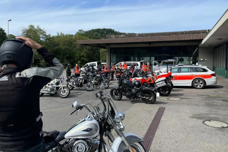 Aeugstertal ZH - Polizei kontrolliert rund 130 Motorradlenkende