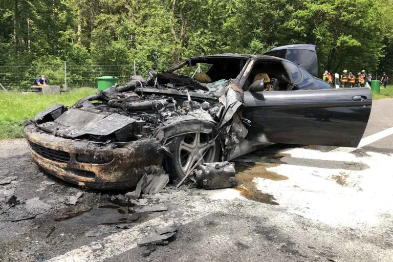 Kriessern SG - Auto fängt während der Fahrt Feuer!