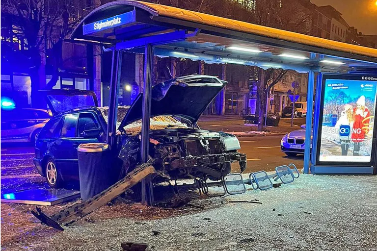 Maxvorstadt BY - Auto in Tramhaltestelle gefahren