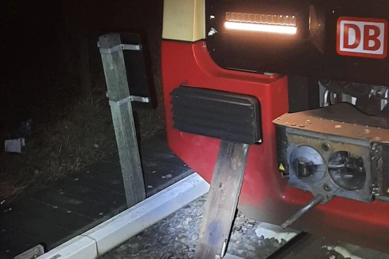 Berlin - Jugendliche werfen Holzbretter von einer Brücke