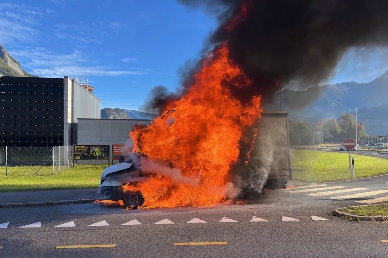 Mels SG – Auto auf A3-Ausfahrt in Brand geraten