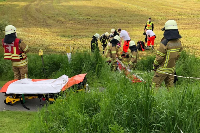 Osterholz-Scharmbeck - Böschung hinuntergestürzt - schwer verletzt