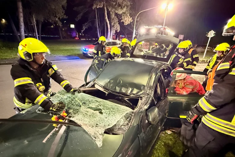 Hattersheim – Fahrerin nach Unfall aus Auto befreit