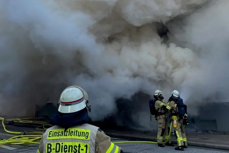 Feuerwehreinsatz in Bremerhaven - Feuer in einem Mehrfamilienhaus