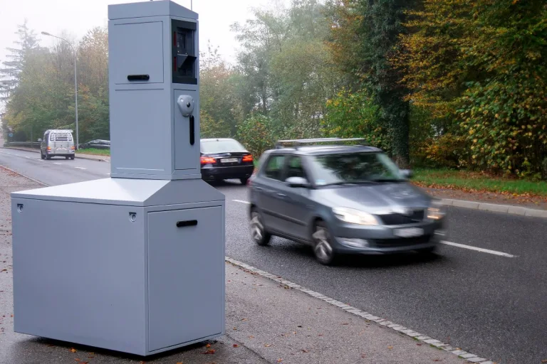 A12 Châtel-St-Denis – Zwei Raser gestoppt