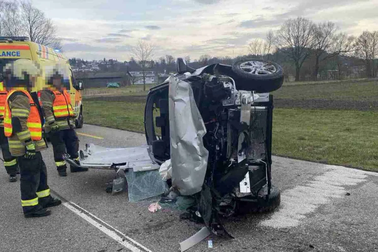 Kestenholz SO - Auto überschlägt sich bei Unfall - Oensingerstrasse gesperrt