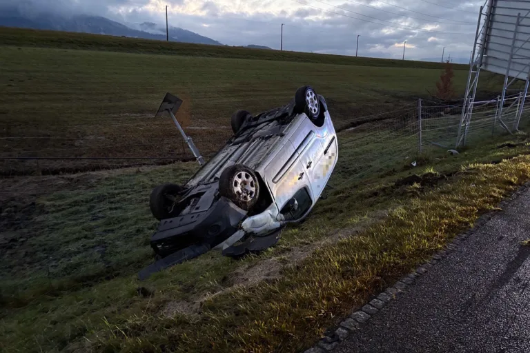A13 Diepoldsau SG – Lieferwagen überschlägt sich bei Unfall