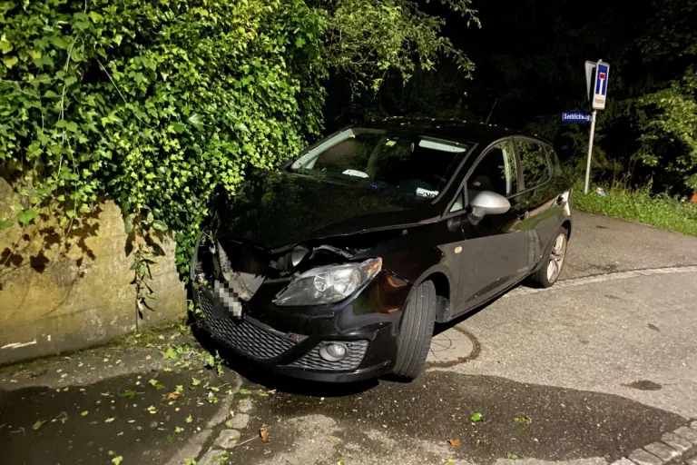 Seengen AG - 39-Jährige baut betrunken Unfall und lässt das total beschädigte Auto stehen