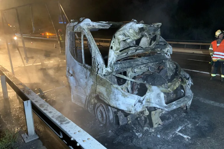 Gunzgen SO - Lieferwagen brennt auf der A1 komplett aus 