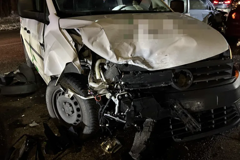 Villigen AG - Unfall beim Abbiegen fordert drei leichtverletzte Personen