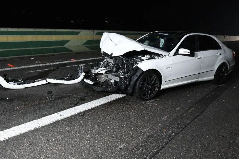 Sissach BL - Flüchtendes Fahrzeug verursacht Unfall auf der A2 – zwei Personen geflüchtet