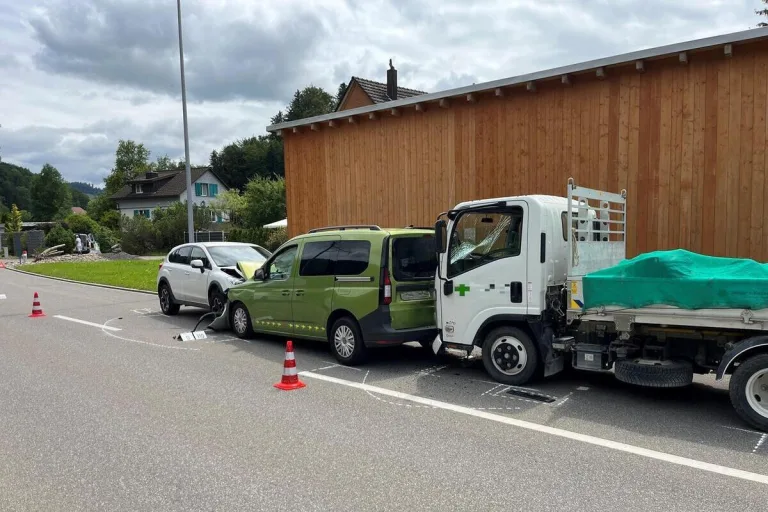 Saland ZH - Verkehrsunfall fordert mehrere Verletzte - Rega im Einsatz 
