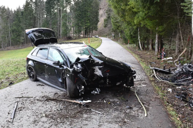 Sternenberg ZH – 19-jähriger Raser und 22-jährige Mitfahrerin bei Unfall verletzt