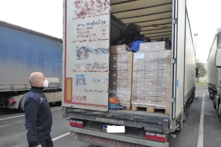 Dresden - Illegale Personen im LKW entdeckt