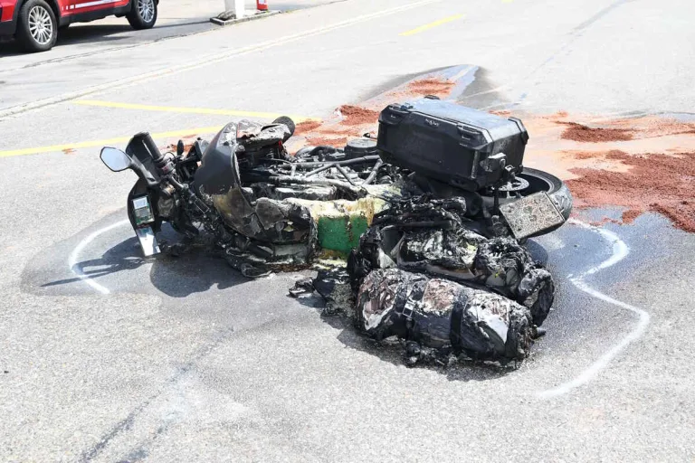 Lichtensteig SG - Motorradfahrer (61) bei Unfall durch Flammen schwer verletzt 