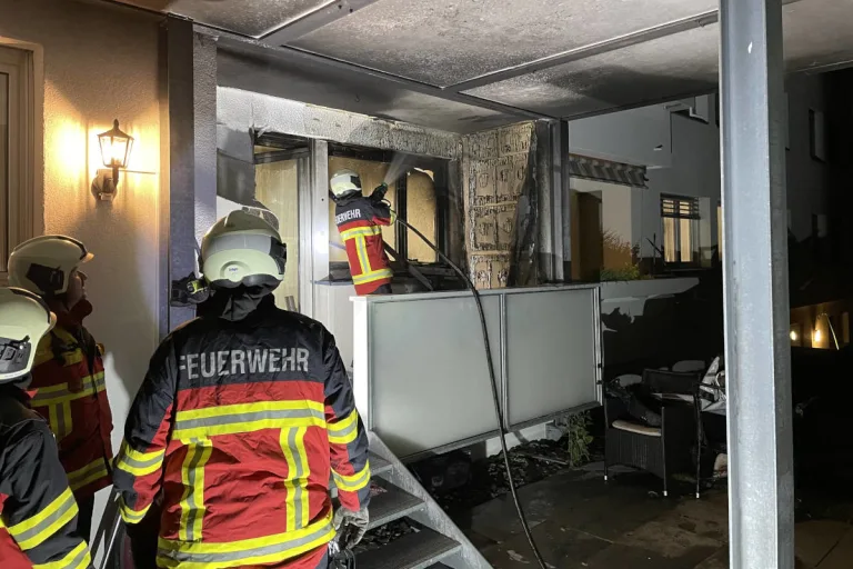 Schindellegi SZ – Brand auf Balkon eines Mehrfamilienhauses ausgebrochen