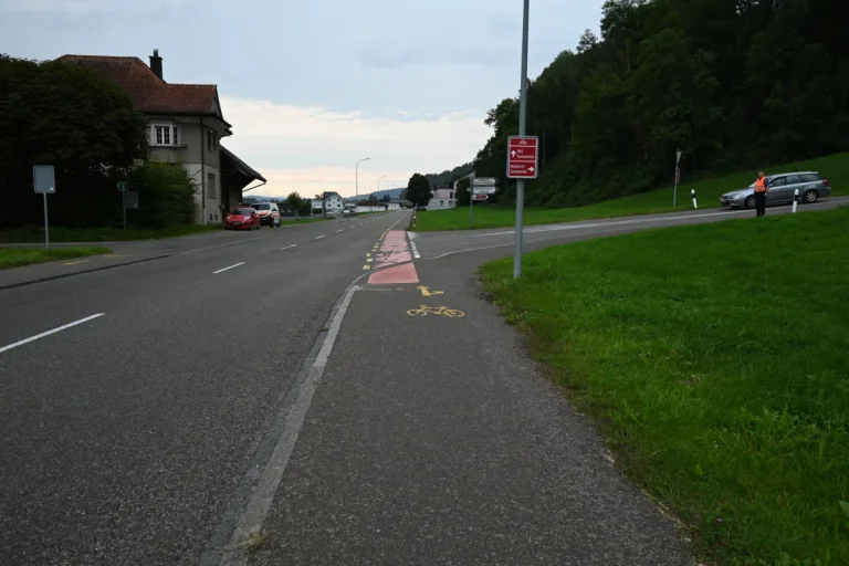 Oberbüren SG - E-Bikerin bleibt nach Kollision mit Auto verletzt liegen