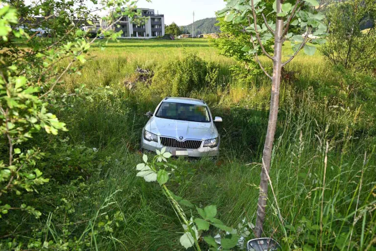 Bütschwil SG - 85-jährige Autofahrerin landet im Bachbett