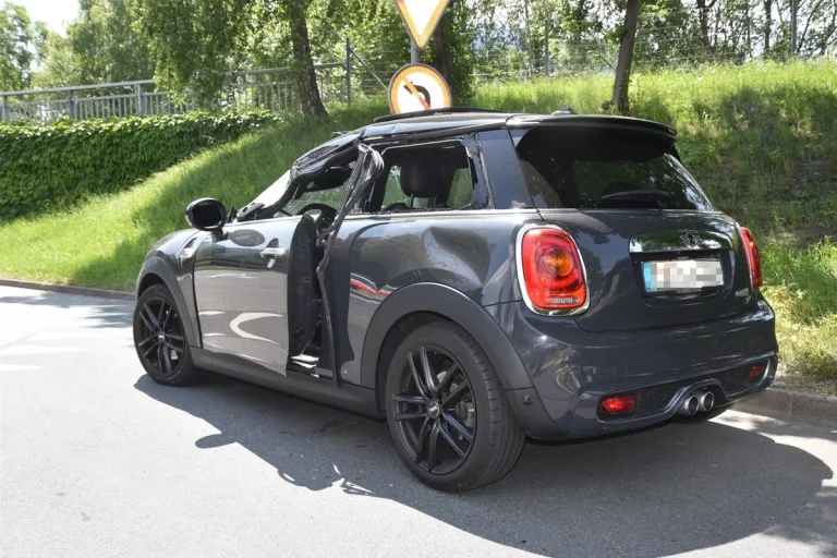 Unfall gestern in Maienfeld GR - Totalschaden nach Kollision mit einem Sattelmotorfahrzeug