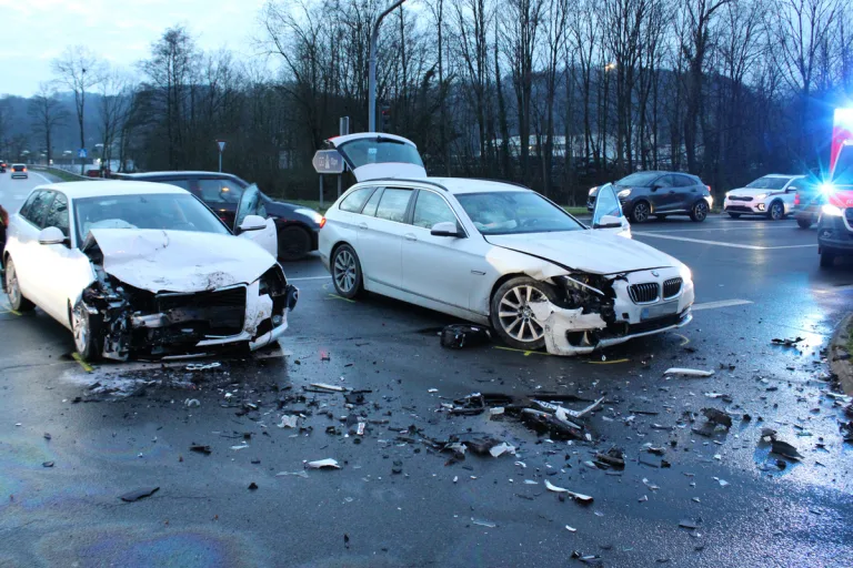 Overath NW - Verkehrsbehinderungen nach frontaler Kollision 