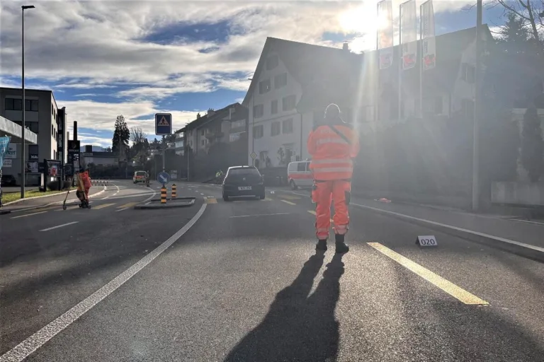 Au SG – Fussgängerin mit Auto kollidiert