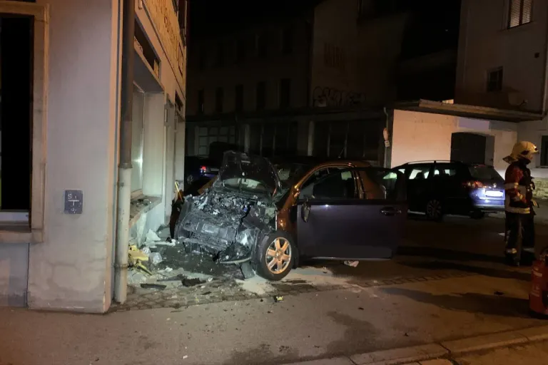 Schaffhausen – Personenwagen kollidiert frontal mit Hauswand