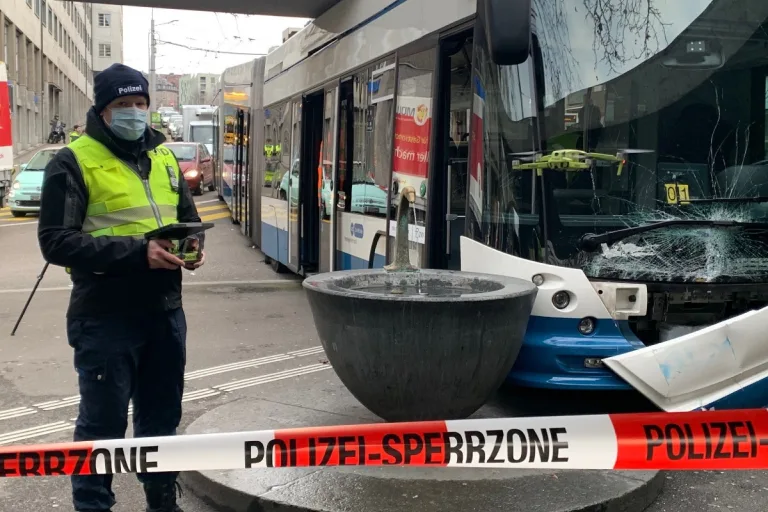 Unfall in Zürich - Linienbus fährt in Brunnen - mehrere Verletzte!