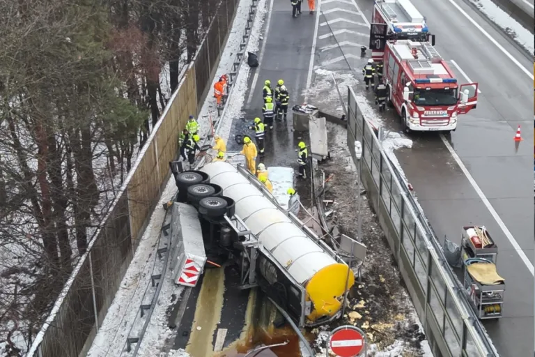 Wernberg – Tankwagen kippt bei Unfall auf A2 um