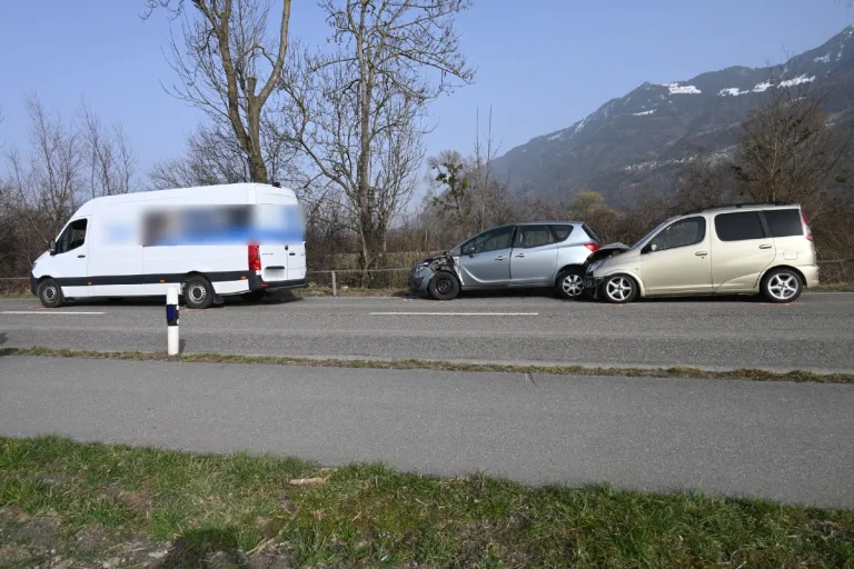 Schaan FL - Drei beschädigte Fahrzeuge nach Auffahrkollision