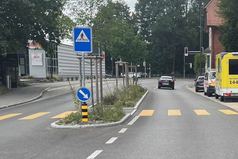 Unfall in Heerbrugg SG – Auto erfasst Frau auf Fussgängerstreifen