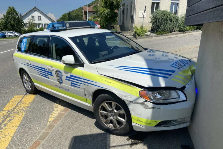 Leimbach AG – Verkehrsunfall mit Patrouillenwagen anlässlich dringender Dienstfahrt