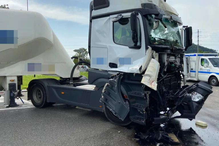 Hunzenschwil AG – Heftige Kollision zweier Lastwagen