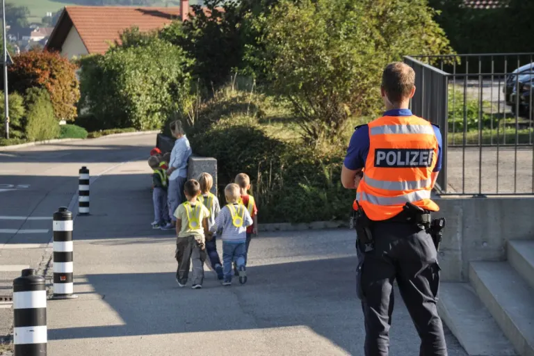Zürcher Polizeikorps unterstützen Kampagne für sichere Schulwege