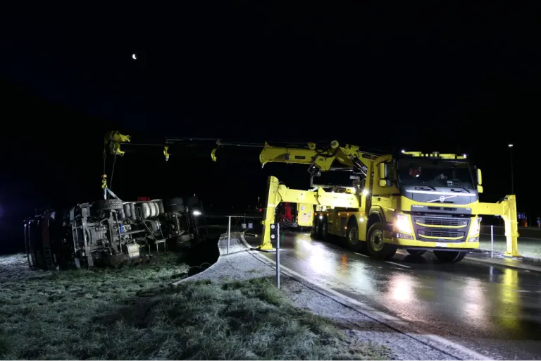 Unfall in Näfels GL - 26 Tonnen schwerer Salzstreulastwagen auf vereister Strecke umgekippt