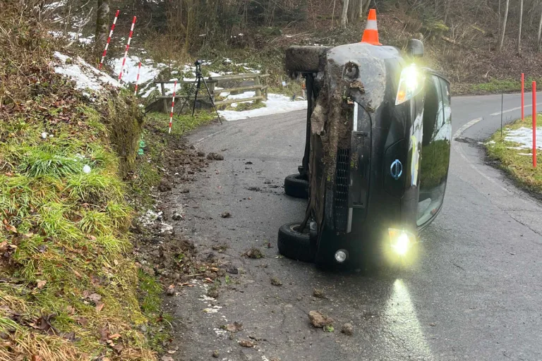 Malters LU – Fahrzeug kippt bei Unfall um
