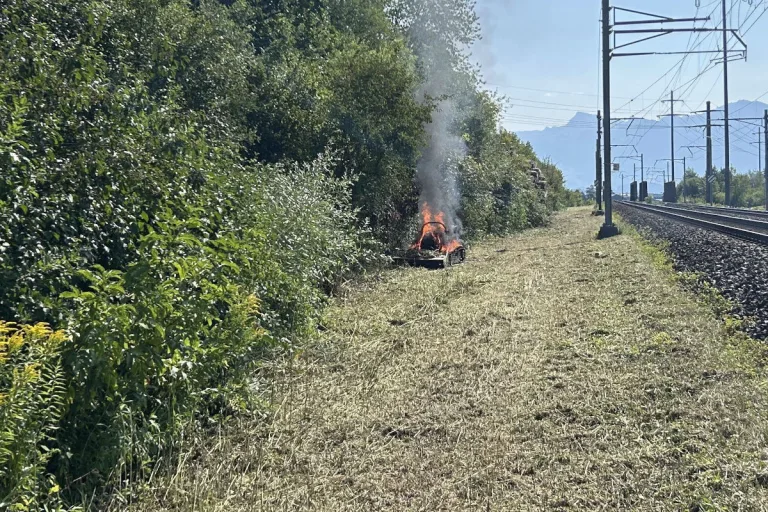 Lachen SZ – Böschungsmäher nach Brand völlig zerstört.