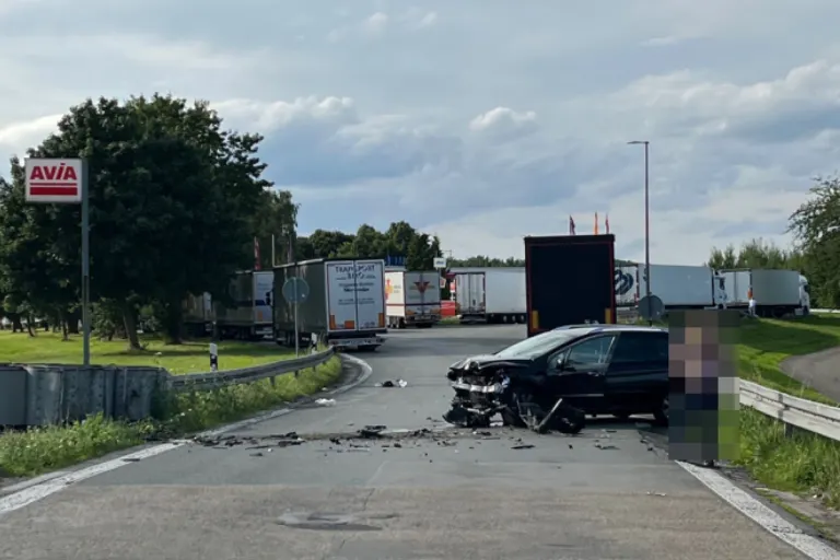 A44 Diemelstadt HE – Auto verunfallt bei Auffahrt zu Raststätte