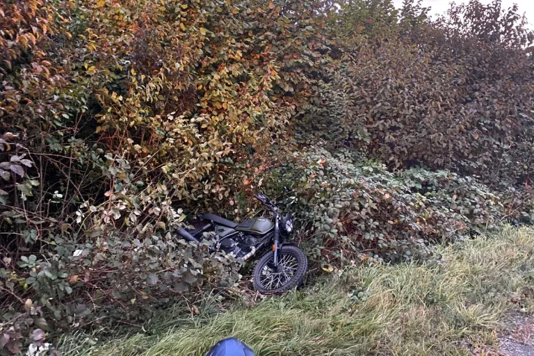Baar / Cham ZG - Motorrad landet im Gebüsch – Auto in Leitplanke
