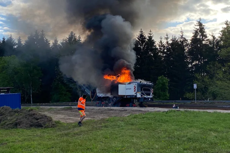 A1 Longuich – Brand einer Baumaschine