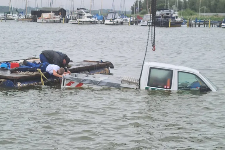 Ribnitz-Damgarten – Transporter rollt in den Ribnitzer Hafen