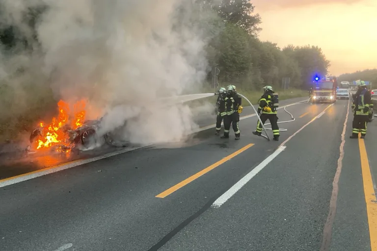 A45 Dortmund NRW – Feuerwehr löscht brennenden PKW auf Autobahn