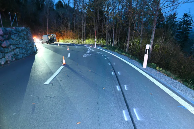 Mühlrüti SG – Mit Motorrad Abhang hinabgestürzt – 22-Jähriger schwer verletzt